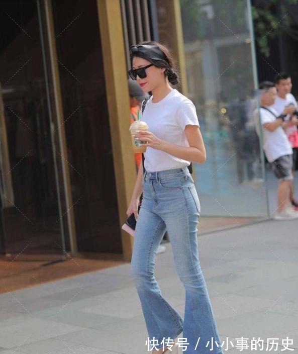 时尚 浅蓝色牛仔喇叭裤,好搭又时尚!