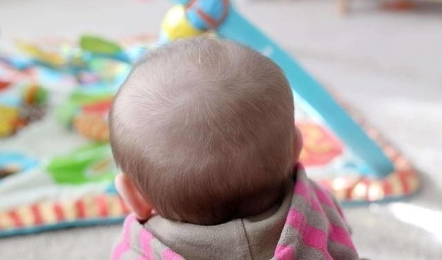 营养物质|新生儿头发稀少只因遗传?做好这5点宝宝头发浓又密,赶紧学起来