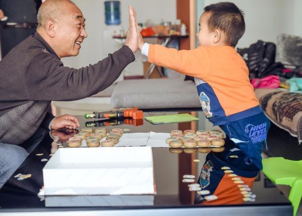 老人家|“保暖爷爷”带娃走红,孩子全身被裹得像企鹅,网友:还能走路?