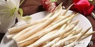 淤泥|淤泥中一种野菜，长得像藕带，离水后很快就老！