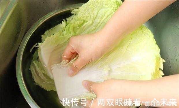 白菜帮|炒白菜很多人一开始就做错,教你个小窍门,出锅超好吃,还不出水