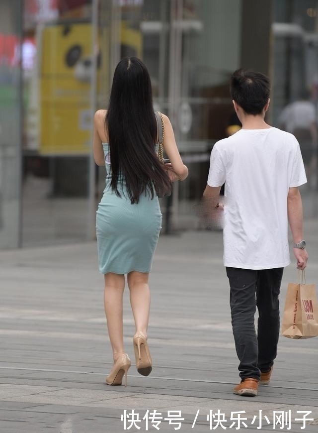 时尚穿搭，修长的双腿用一款杏色高跟来增腿长，真抢眼