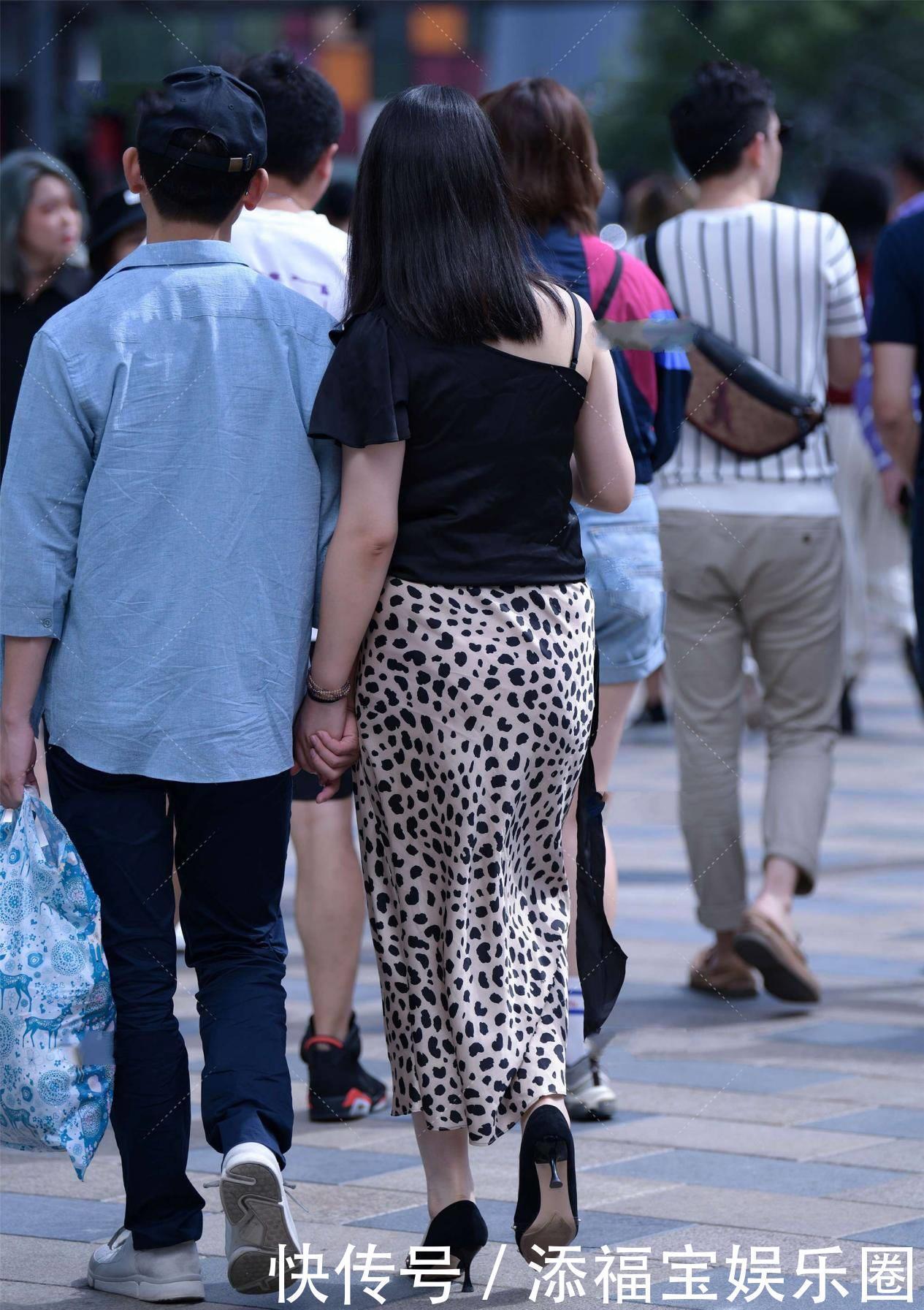 时尚感|时尚感十足的斑点图案半身裙,如何搭配更显时髦洋气?