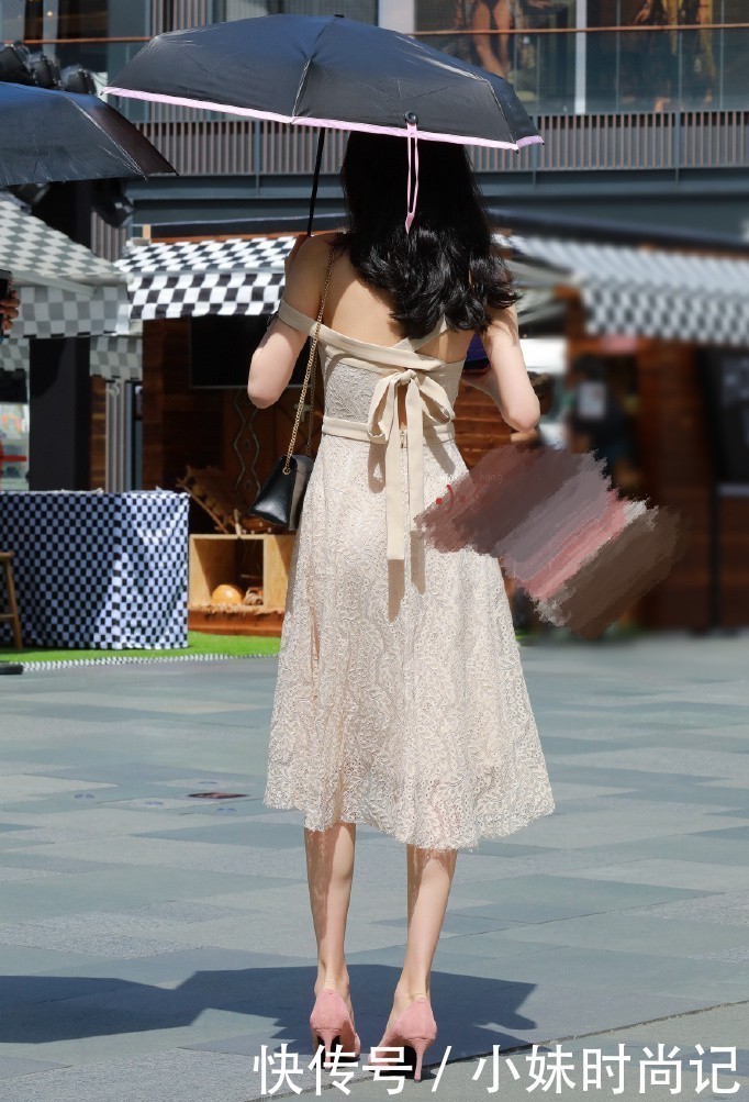 街拍皮肤这么白,还穿白裙子,难怪这么“仙”