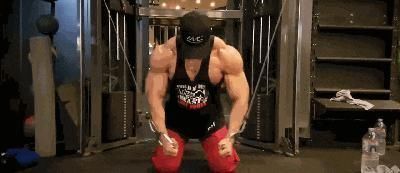 场面|当黄哲勋遇上E杯小姐姐，胸肌完全不输，场面一度十分尴尬