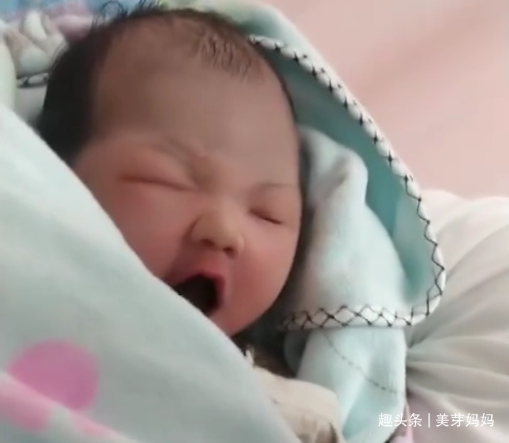 二胎|念经爸爸火了,产房外不停唠叨“生女孩”,场面让人哭笑不得