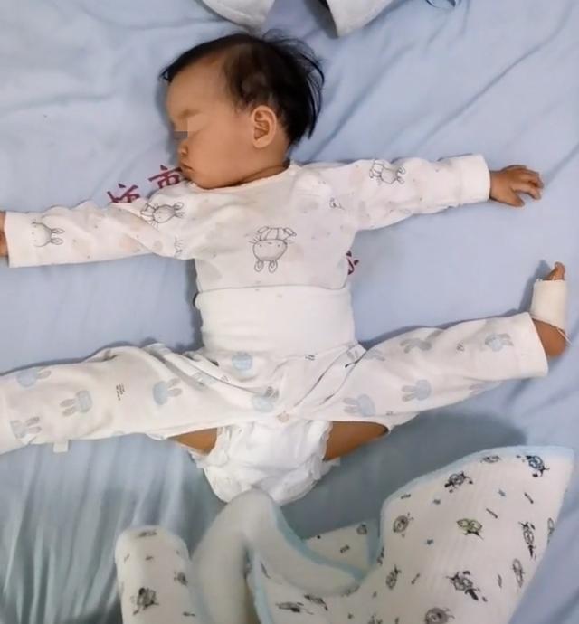 一字马|宝宝“一字马”睡姿走红,3个月会劈叉,网友:体操女王来了