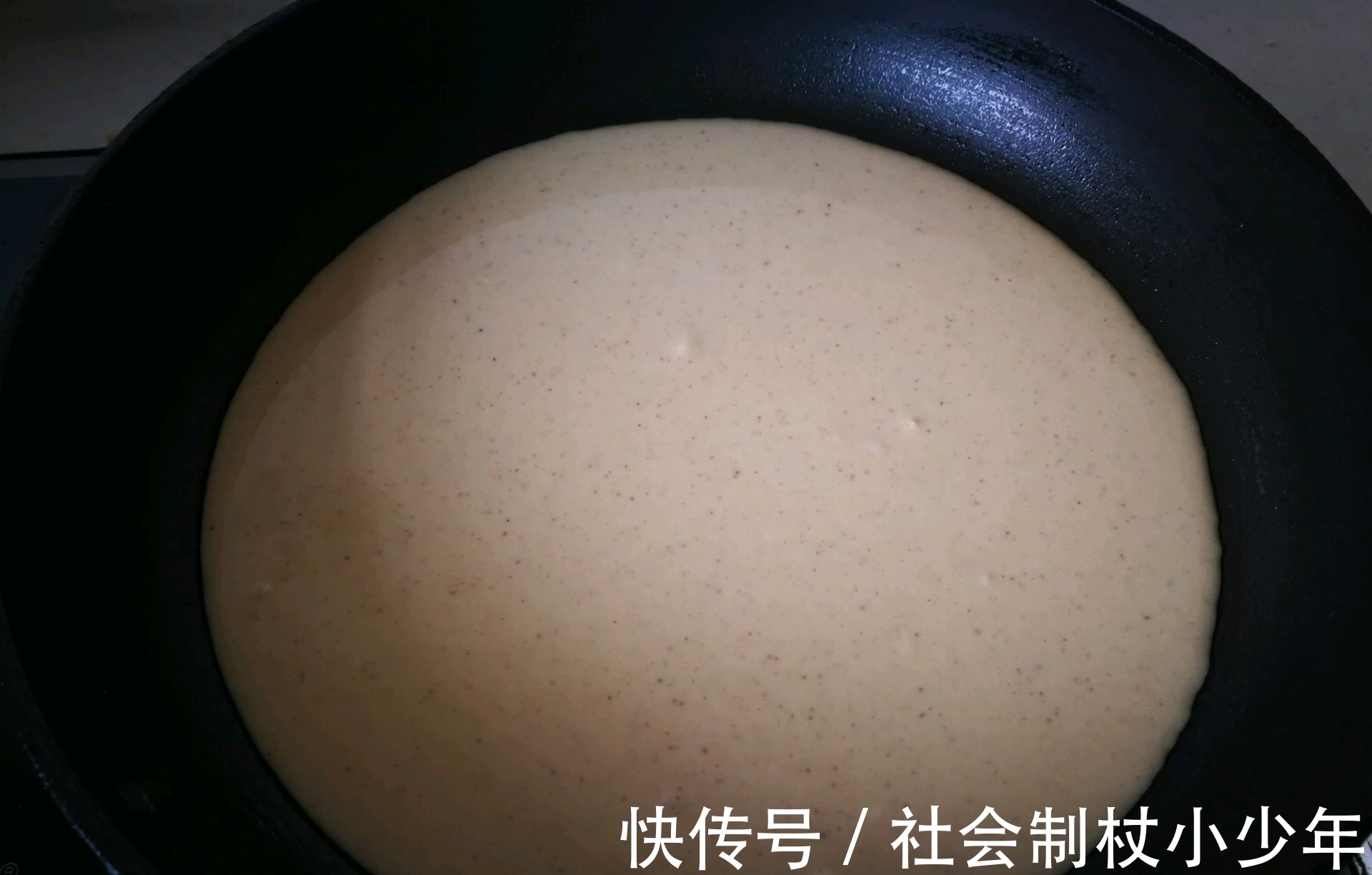黑芝麻|早餐在家做鸡蛋煎饼,又薄又软,想吃什么加什么,方便快捷