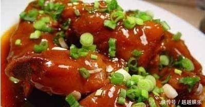 炖猪蹄时,别只会焯水,第一步很重要,做对了软烂鲜香还不腥