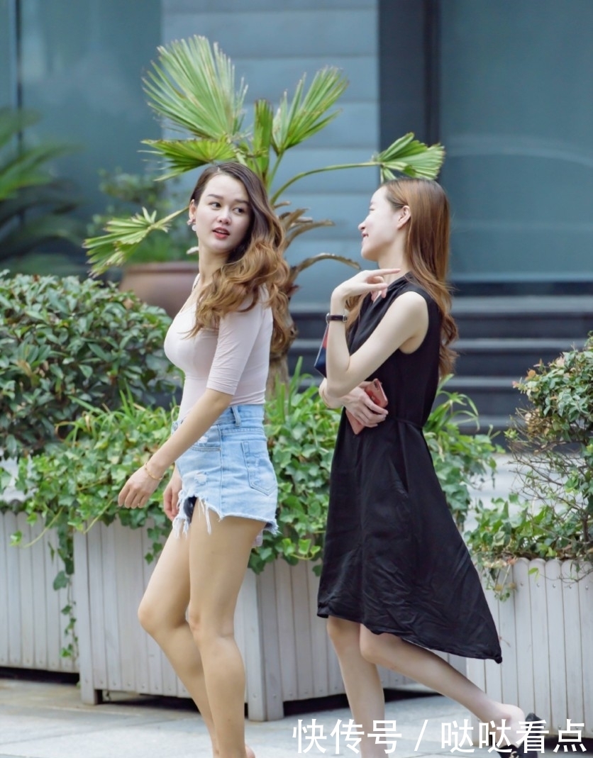 搭配|街拍:牛仔热裤小姐姐和黑色连衣裙美女,美丽的闺蜜二人组!