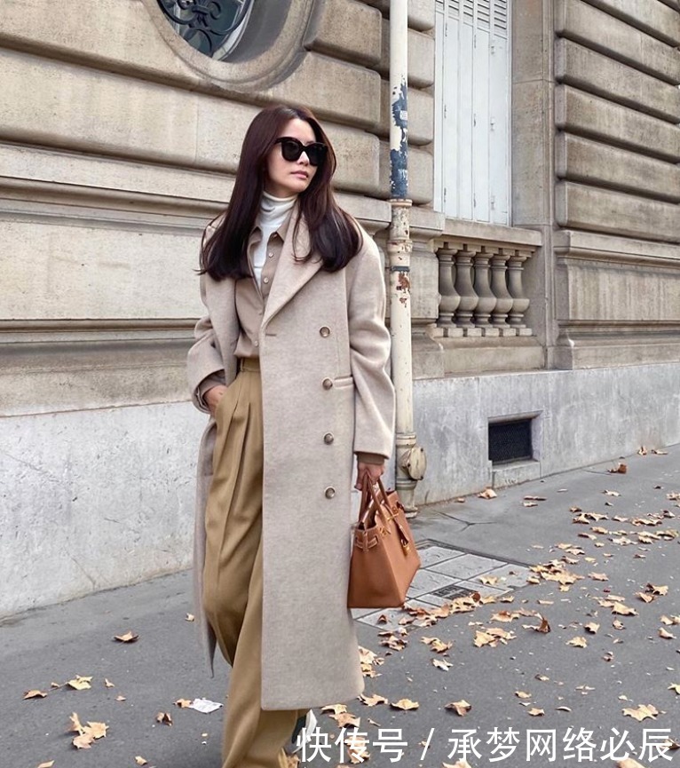 “毛衣＋衬衫”叠穿，冬日绝美搭配，这样穿真的美翻了！