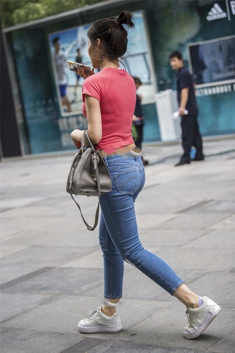 穿搭 墨绿色的无袖上衣,搭配黑色九分裤,整体给人简单清爽利落感觉