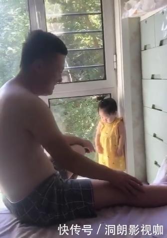 罚站|13个月姐姐打表妹后，被舅舅罚站，一脸委屈的小表情萌翻了