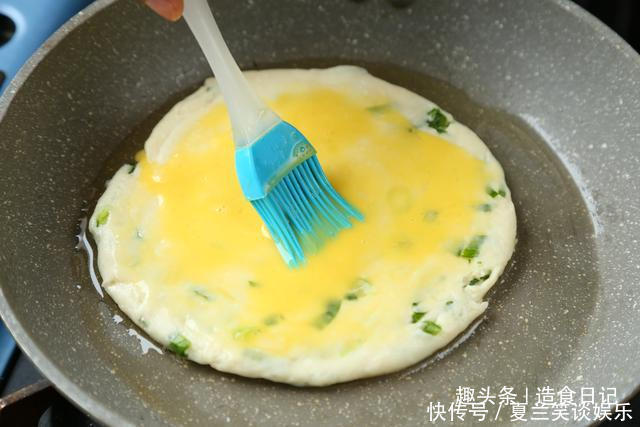  放凉|营养升级的鸡蛋葱花饼，不用油酥，个个酥脆又起层，放凉也酥软