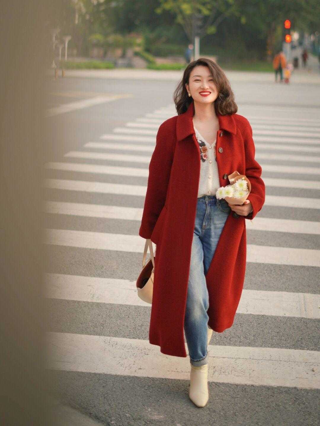 不过膝 降温了,红色大衣竟然这么气质,一看就离不开的穿搭,喜庆又显白