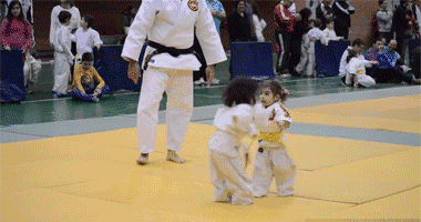 动作|一个动作,导致6岁小女孩截瘫!你的孩子可能也在做!