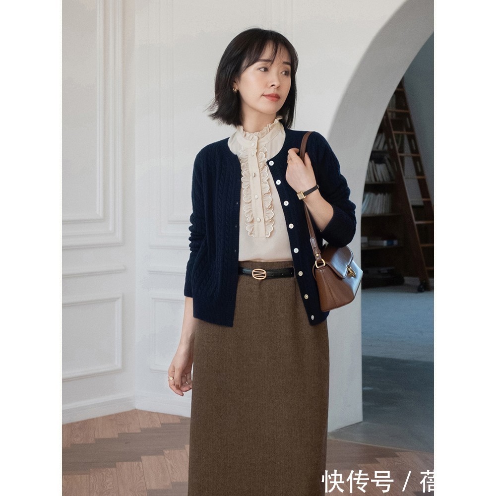 穿搭 今年火了一种穿搭,叫“针织衫+半身裙”,不仅知性而且超有气质