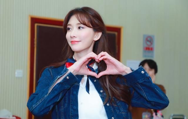 别小看一条丝巾,夏日想搭出活力全靠它,8种时髦系法简单又出彩