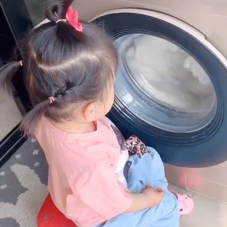 奶奶|宝宝发现被子被洗了,气得直跺脚,无奈之下的决定把奶奶萌到了