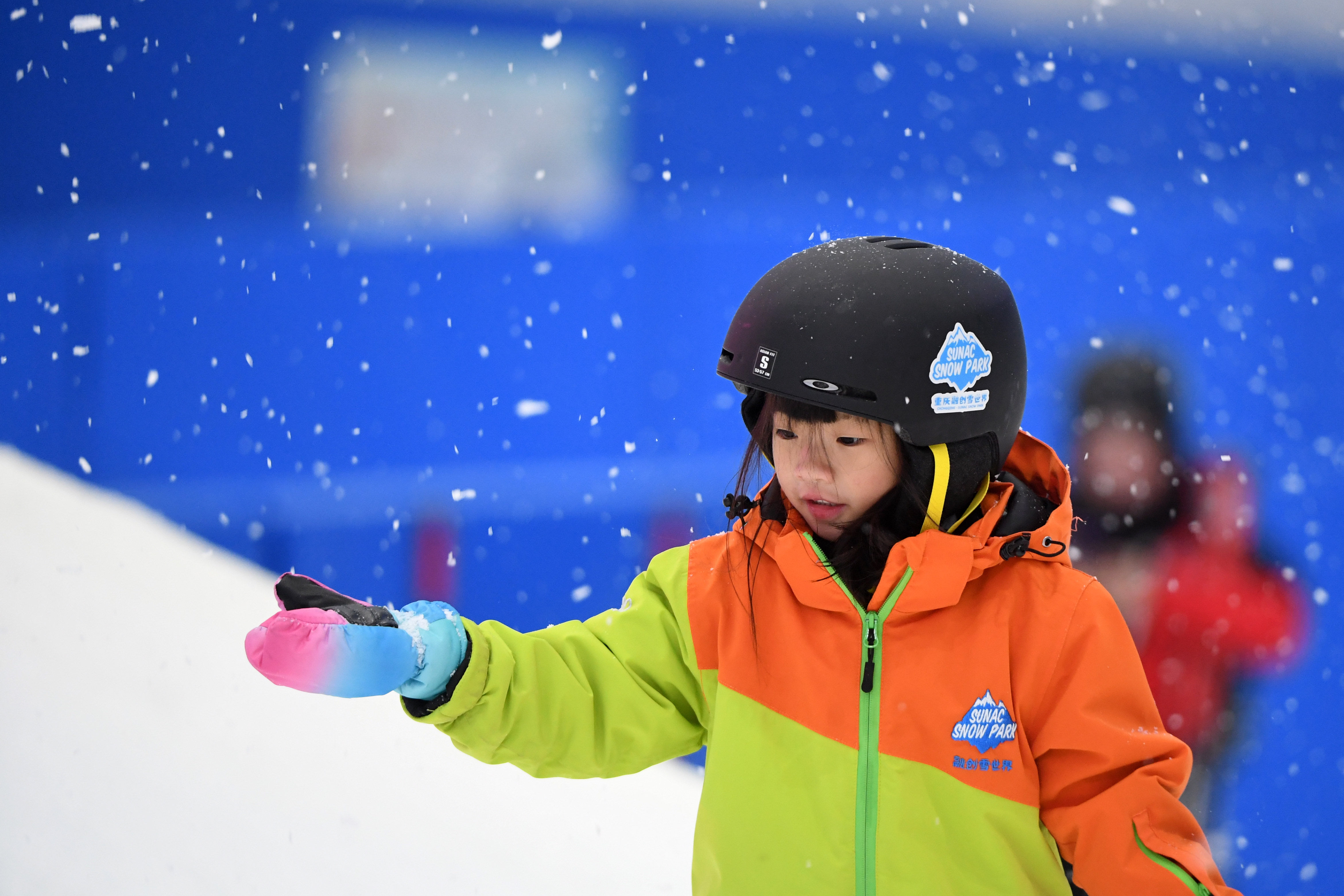 北京冬奥会|滑雪要翻山越岭？室内滑雪场让南方也能“家门口滑雪”