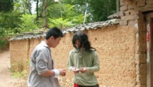 其中一位|他是中国第一懒人,出门不下地走路,吃饭靠人喂,如今怎样了?