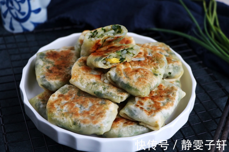 一把韭菜5斤饺子皮,做懒人早餐,比韭菜盒子好吃,一口气吃10个