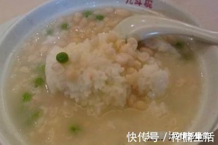 宝宝|这种饭别再喂给宝宝吃了,对宝宝肠胃伤害很大,很多老人都喜欢喂