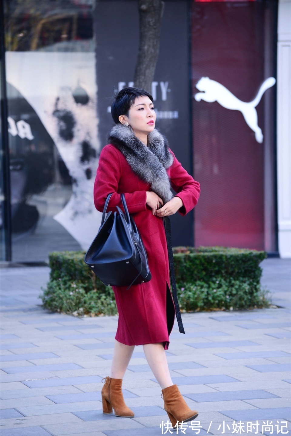 大衣 一款红色的长款大衣,自带着显瘦效果,搭配高跟短靴衬托身材