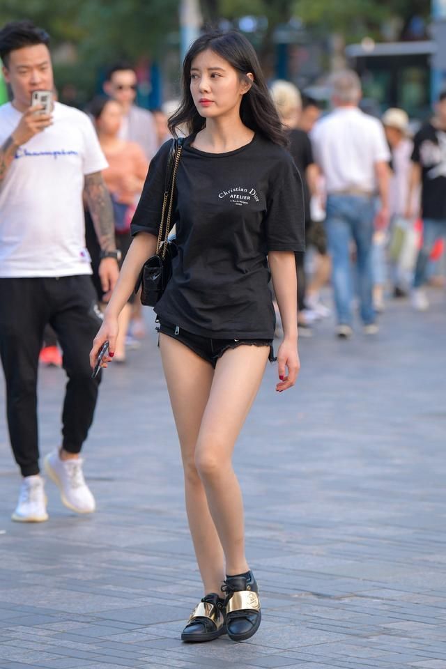 夏季|短袖衫搭配牛仔短裤,穿出简约靓丽的大长腿,夏季女生喜欢的搭配