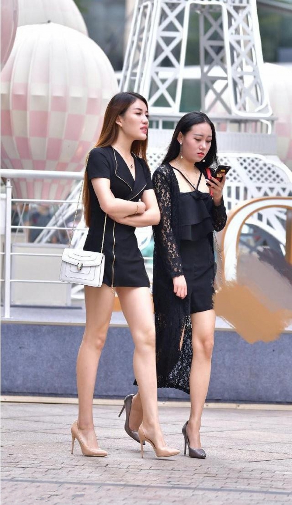 米色|小姐姐毛绒上衣搭配米色半裙,回头率爆表