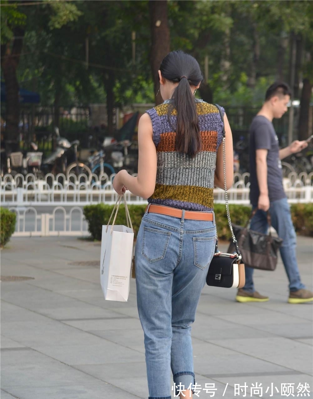尖头|蓝色修身牛仔裤，搭配暗红色尖头细跟鞋，休闲中带着时尚范