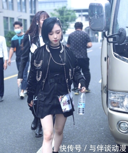 王嘉尔|新综艺《黑怕女孩》路透来袭,这位“红裤子女孩”我先押冠军了!