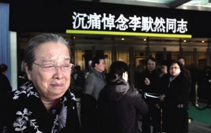 李默然葬礼,“儿子”李金斗惋惜,“容嬷嬷”哭成泪人