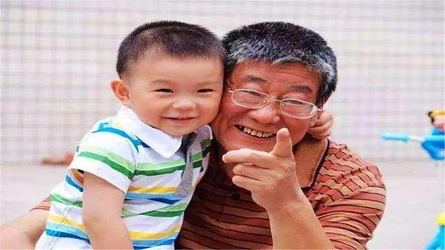 名字|爸爸姓“宫”,媳妇生下三胞胎,爷爷随口起名,上户口时民警笑了