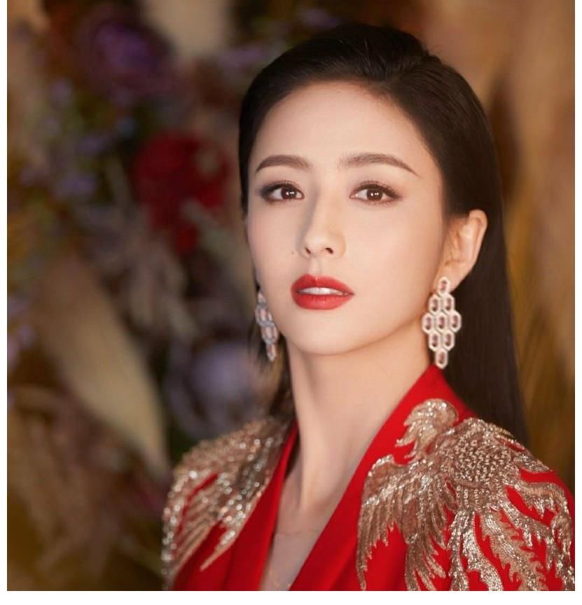 快本|演员跨界当主持张艺兴不是第一人,一本正经的兴式主持你喜欢吗?