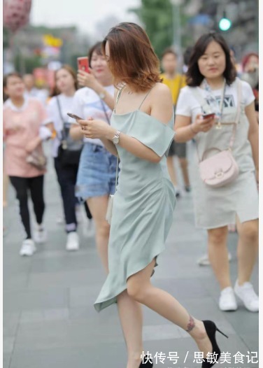 搭配|浅蓝色吊带连衣裙搭配黑色高跟鞋,清新迷人,时髦靓丽