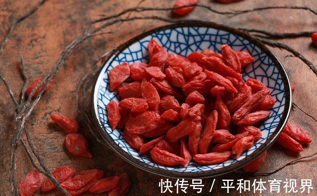 养生|晚上吃枸杞，胜过人参汤，2个方法发挥枸杞最大功效，望周知