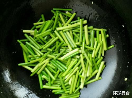  绝配|冬季，蒜苔和鸡蛋是绝配，简单易学，美味下饭，本身蒜苔的成本不高