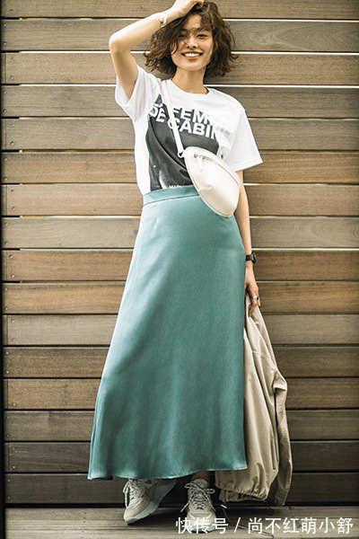 蕾丝 今夏又火了一种新穿搭叫:白色运动鞋+半身裙,既时髦又显年轻