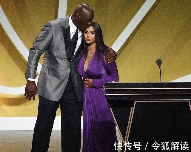 紧身裤|科比妻子亮相坐私人飞机好有钱!穿紧身裤太显胖,8克拉钻戒好闪