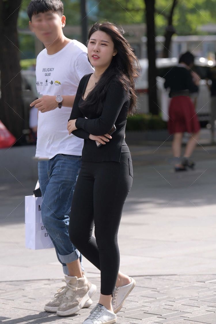 修身长裙 深灰色修身长裙,上身舒适,时尚大气