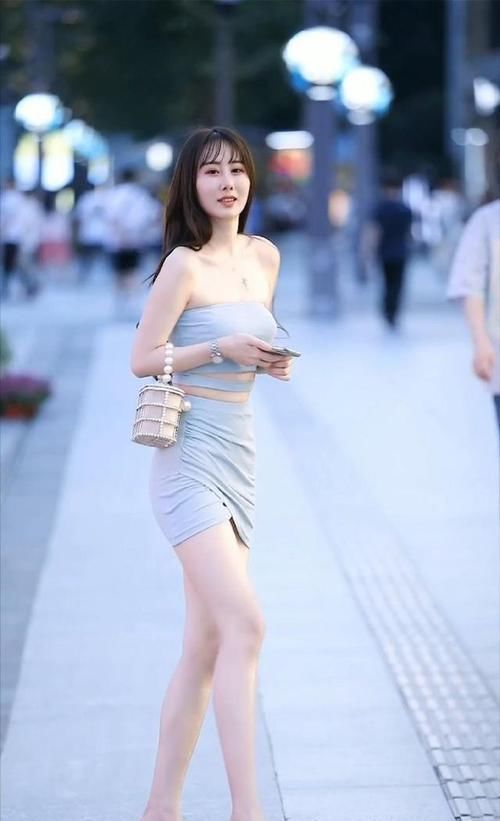 成熟魅力的女性,在穿搭上从不“服输”,不仅有清凉还有气质