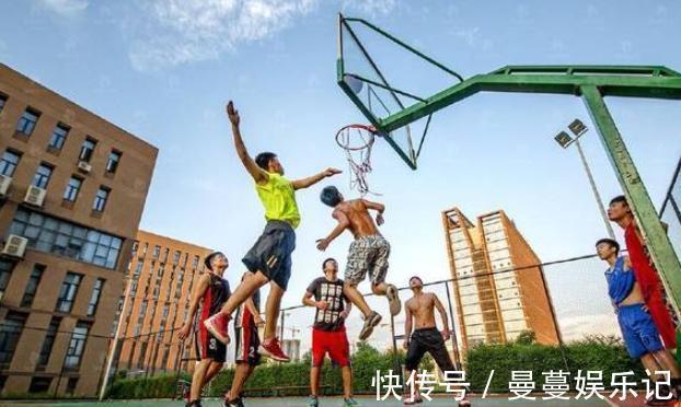 牛奶|双胞胎弟弟长期吃钙片,哥哥天天喝牛奶,3年后兄弟俩身高差距大