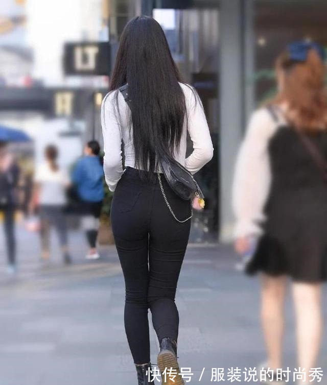 紧身裤 白长袖配黑牛仔裤,长头发飘逸身材好,时尚造型尽显简约靓丽!