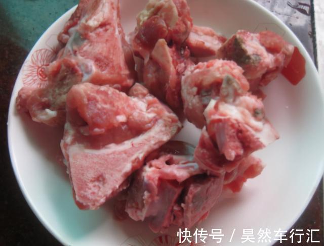 莲藕汤|炖莲藕汤为啥总发黑？大厨教我1招技巧，莲藕鲜香软烂，色泽白净