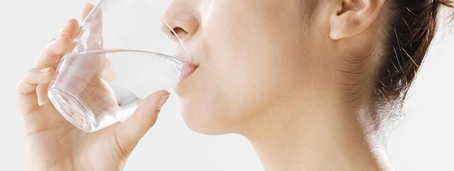 胎儿|孕期喝水有讲究,想让羊水清澈胎儿发育更好,要避开这些饮水误区