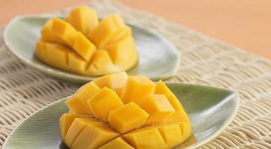 芒果的味道十分香甜，小朋友容易贪吃，芒果吃多了对身体不健康！