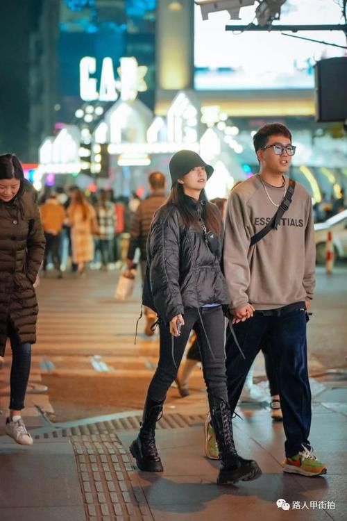  路人甲|【路人甲街拍】12-15/黑色羽绒服才是永不过时的冬季神款