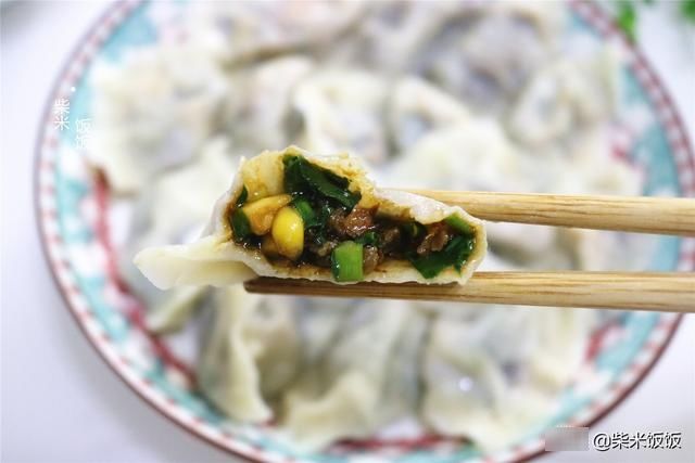 韭菜饺子，别总搭配鸡蛋了，教你这样调馅，个个爆汁更好吃