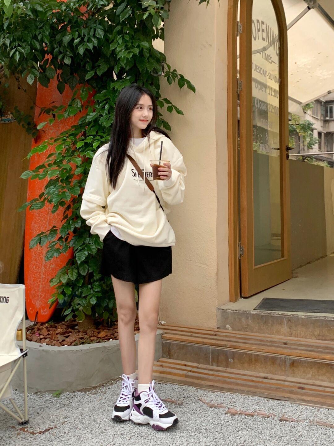 半身裙|天气回暖该怎么穿出氛围感?米色卫衣+黑色半身裙,清纯又不失个性